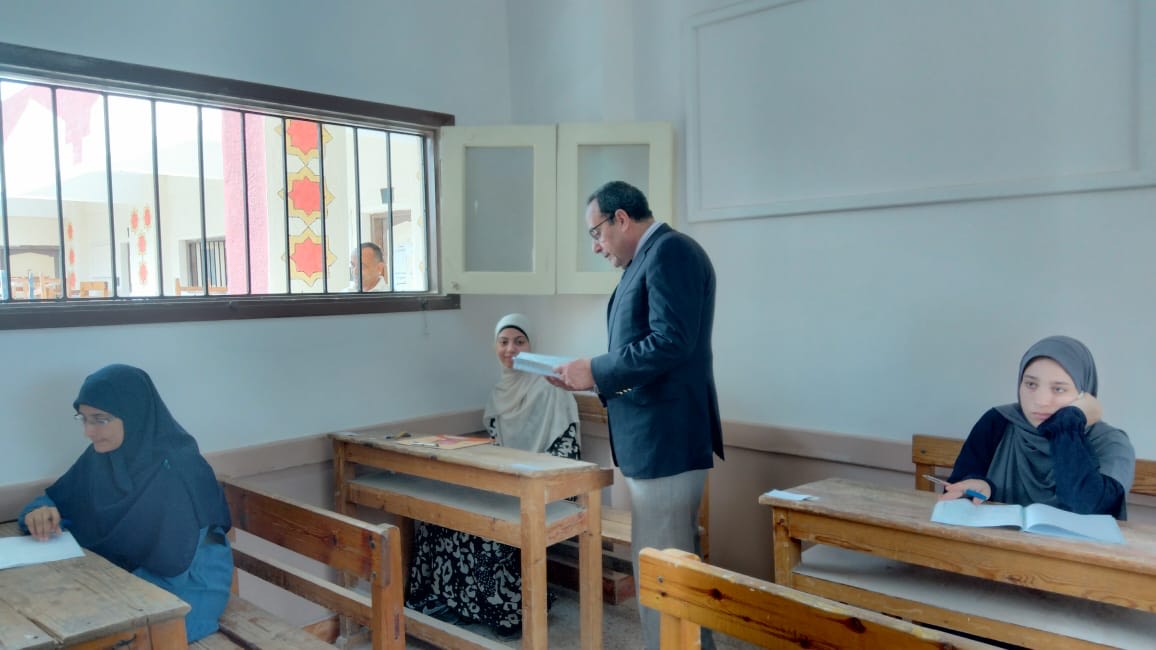 محافظ شمال سيناء يتفقد لجان امتحانات الثانوية الازهرية في العريش (3)