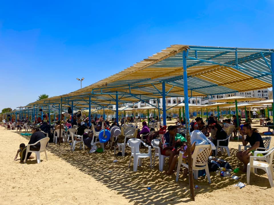 إقبال المصطافين على شواطئ الإسماعيلية فى العيد (12)