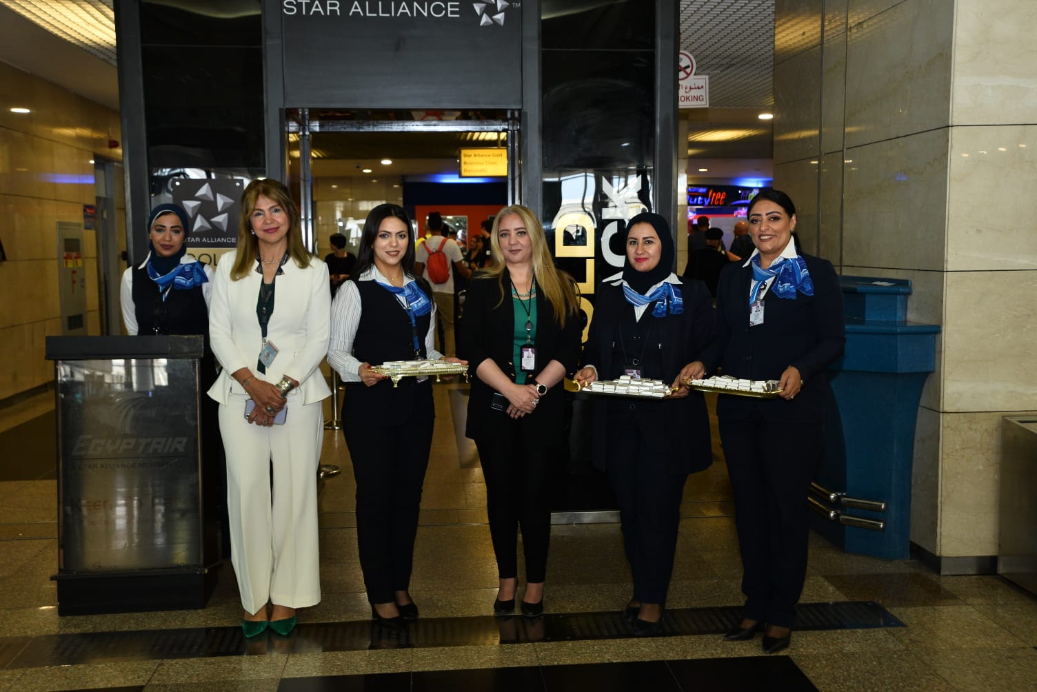 مصر للطيران تحتفل  مع المسافرين بمطار القاهرة