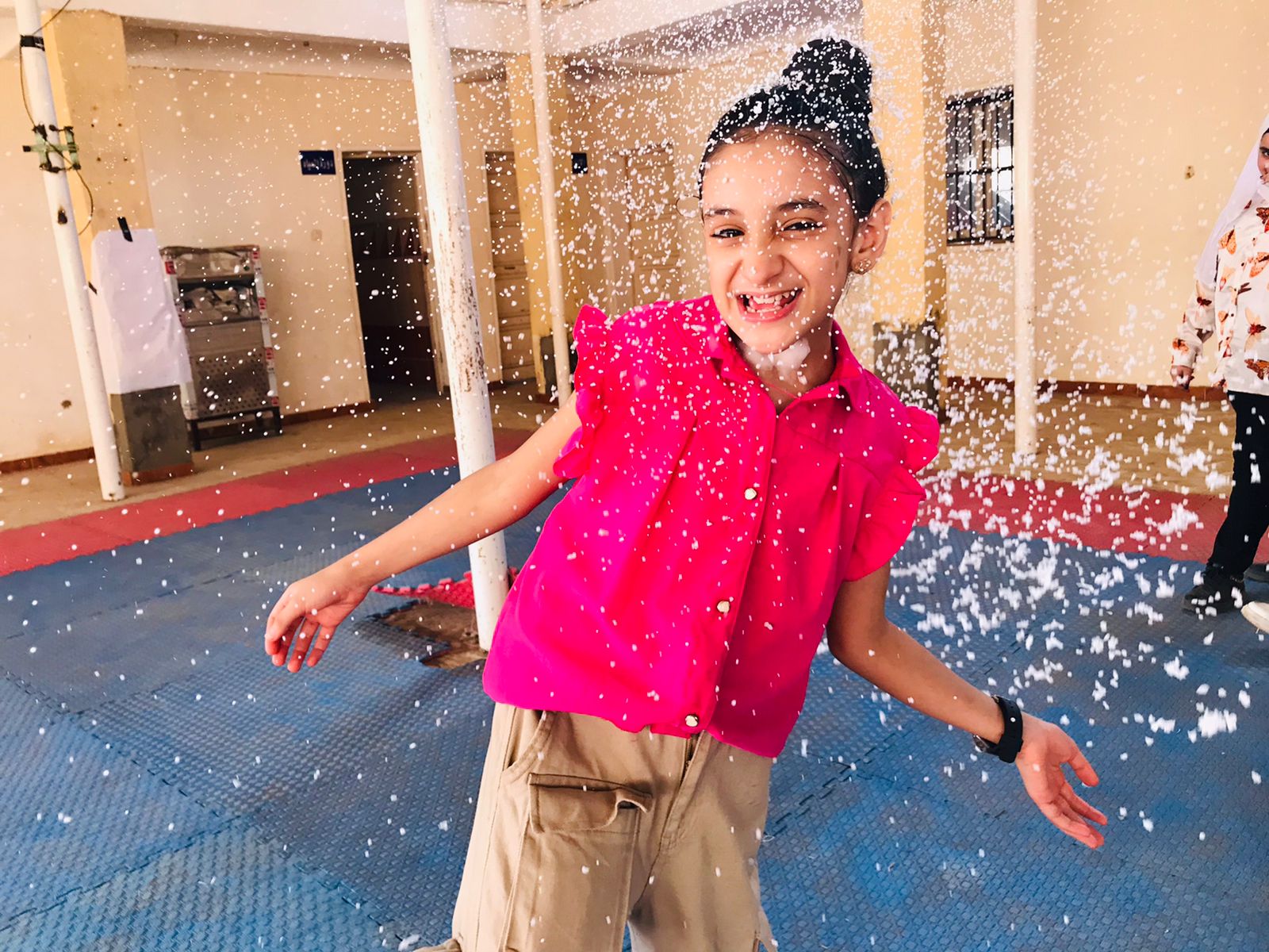 سعادة طفلة لمشاركتها في مبادرة العيد أحلى