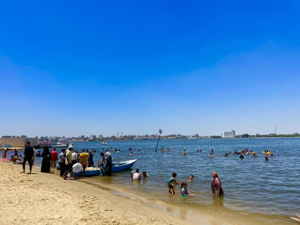 إقبال المصطافين على شواطئ الإسماعيلية فى العيد (5)
