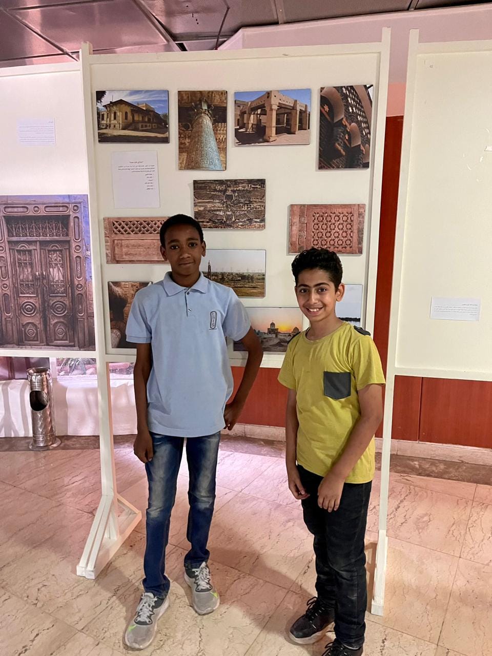 الأطفال خلال زيارة لوحات معرض إسناوى