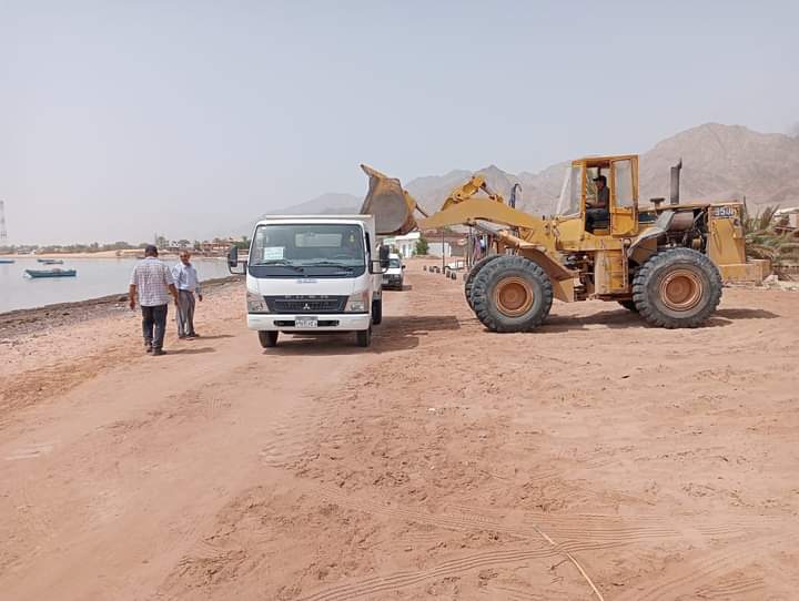 رئيس مدينة نويبع أثناء حملة النظافة بشاطئ الترابين 1السياحي