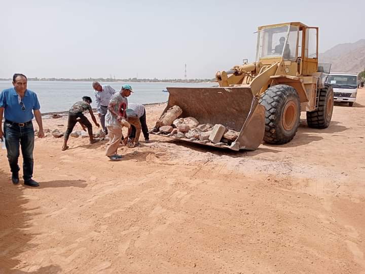 اللواء مصطفى عابدين رئيس مدينة نويبع أثناء حملة النظافة