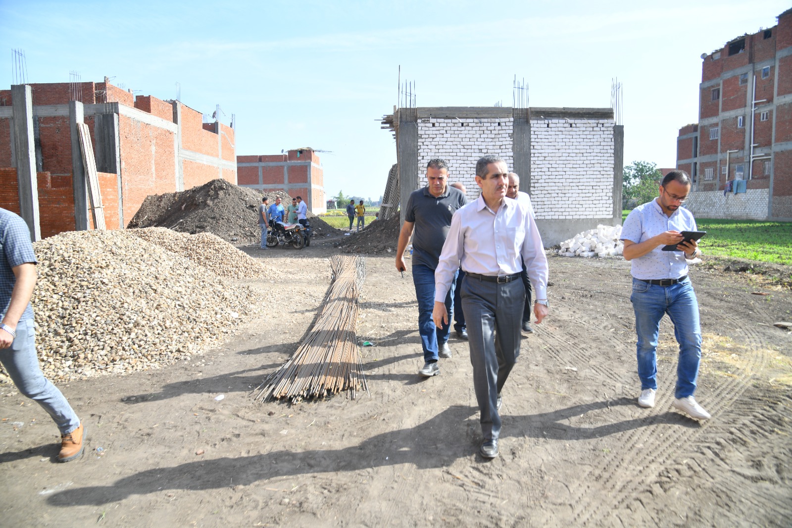 جانب من جولة المحافظ جانب من جولة المحافظ