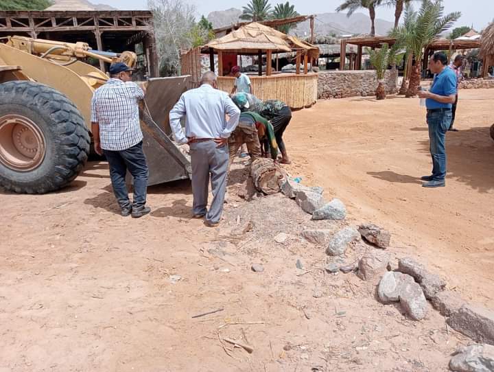 رئيس مدينة نويبع أثناء حملة النظافة بشاطئ الترابين السياحي