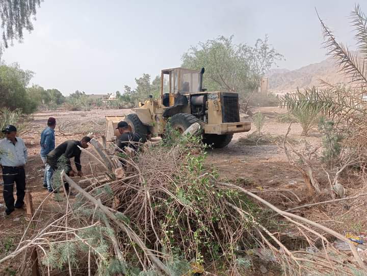 رئيس مدينة نويبع أثناء حملة النظافة بشارع الترابين السياحي