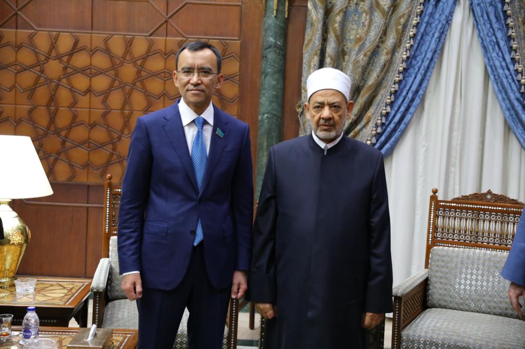  رئيس جمهورية كازاخستان يقلد فضيلة الإمام الأكبر الدكتور أحمد الطيب وسام الصداقة  (1)
