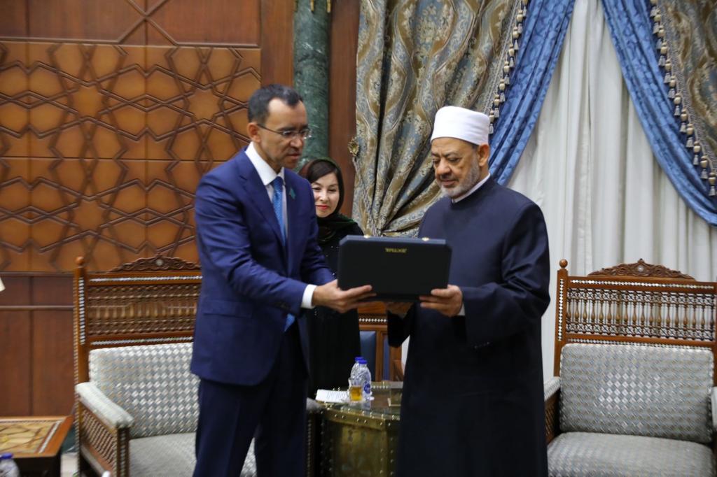  رئيس جمهورية كازاخستان يقلد فضيلة الإمام الأكبر الدكتور أحمد الطيب وسام الصداقة  (2)