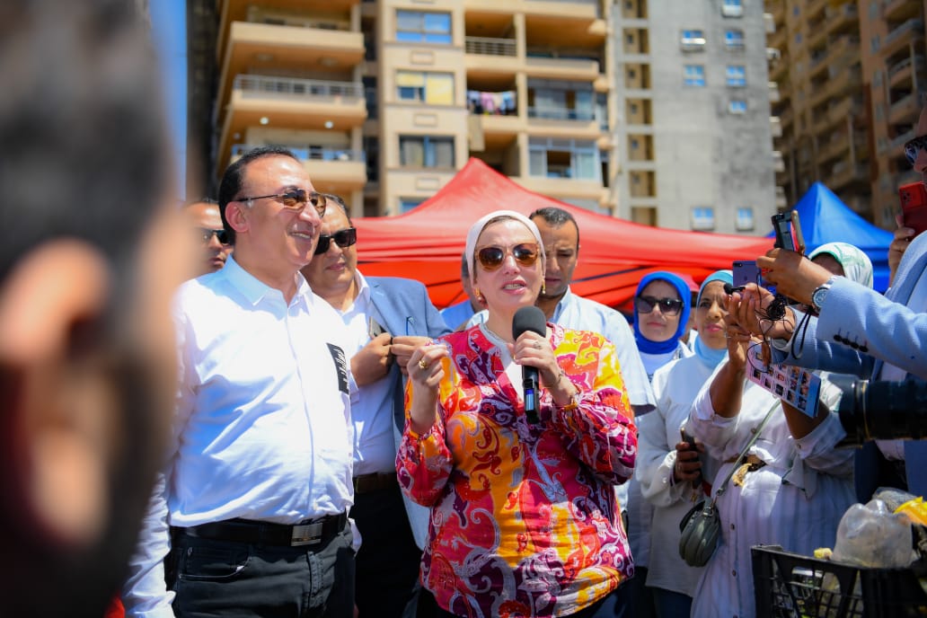 وزيرة البيئة تشارك فى حملة تنظيف شاطئ السرايا العام بالإسكندرية  (2)