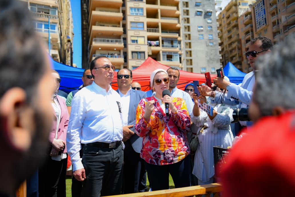 وزيرة البيئة تشارك فى حملة تنظيف شاطئ السرايا العام بالإسكندرية  (5)