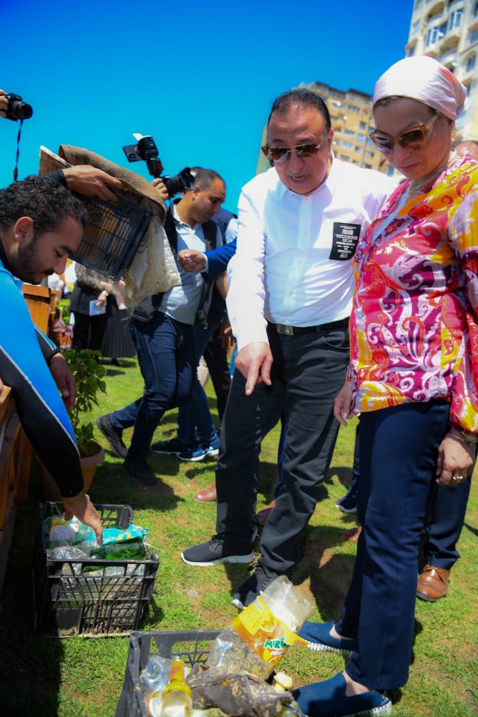 وزيرة البيئة تشارك فى حملة تنظيف شاطئ السرايا العام بالإسكندرية  (3)