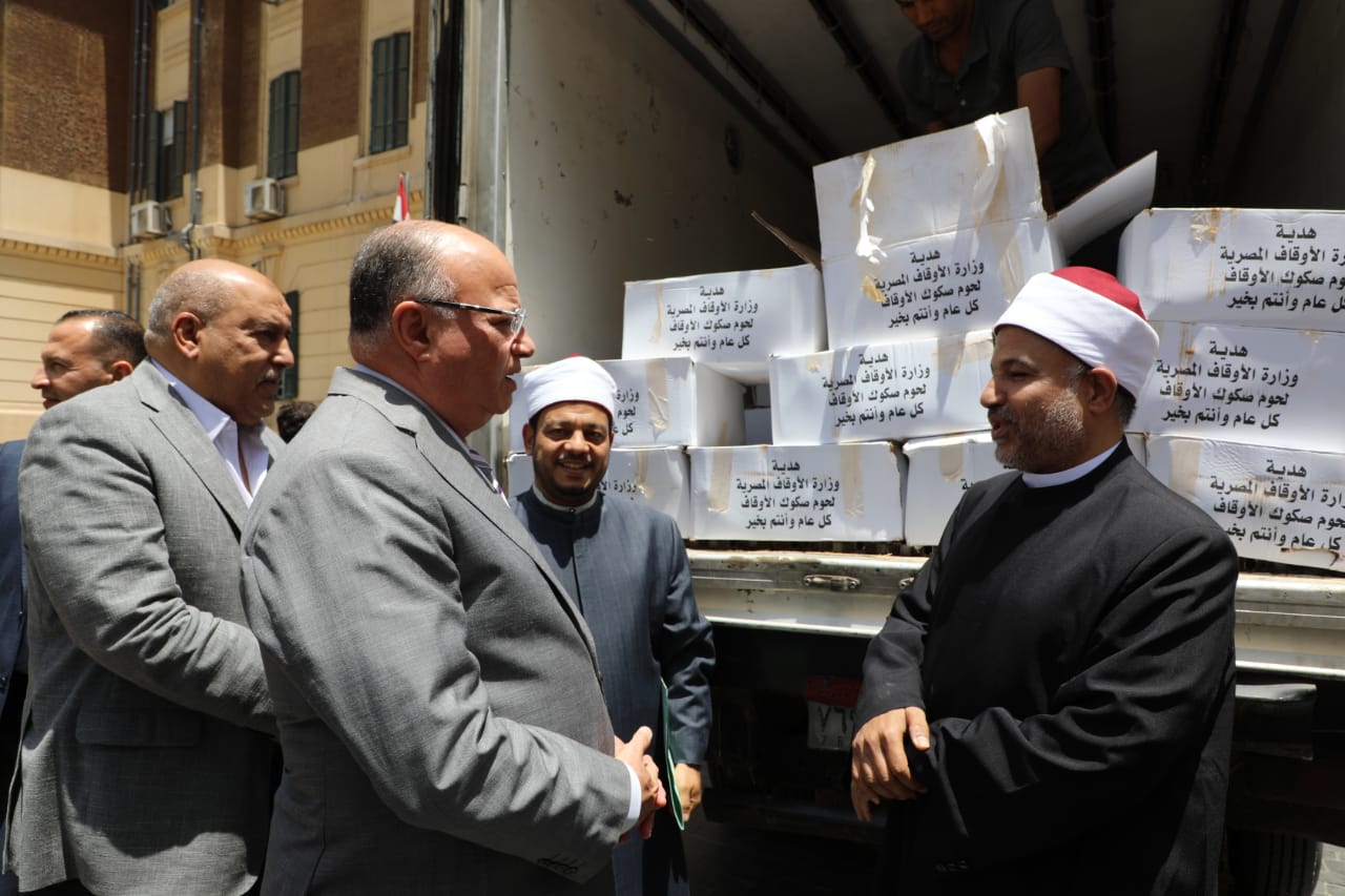 محافظ القاهرة يشرف على تسليم 2 طن لحوم صكوك الإطعام 2