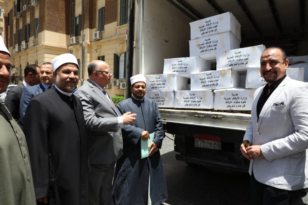 محافظ القاهرة يشرف على تسليم 2 طن لحوم صكوك الإطعام 3