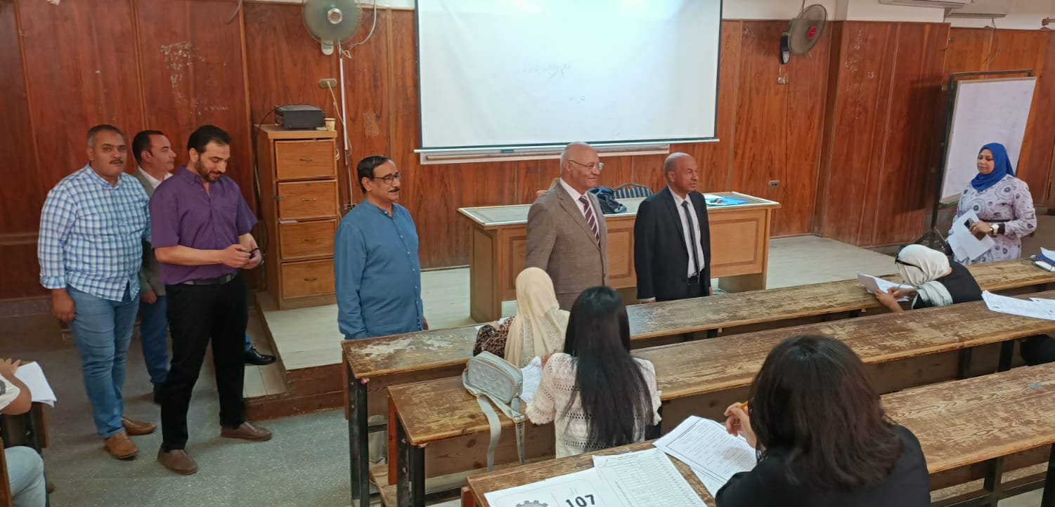جانب من جولة رئيس جامعة بنها (1)