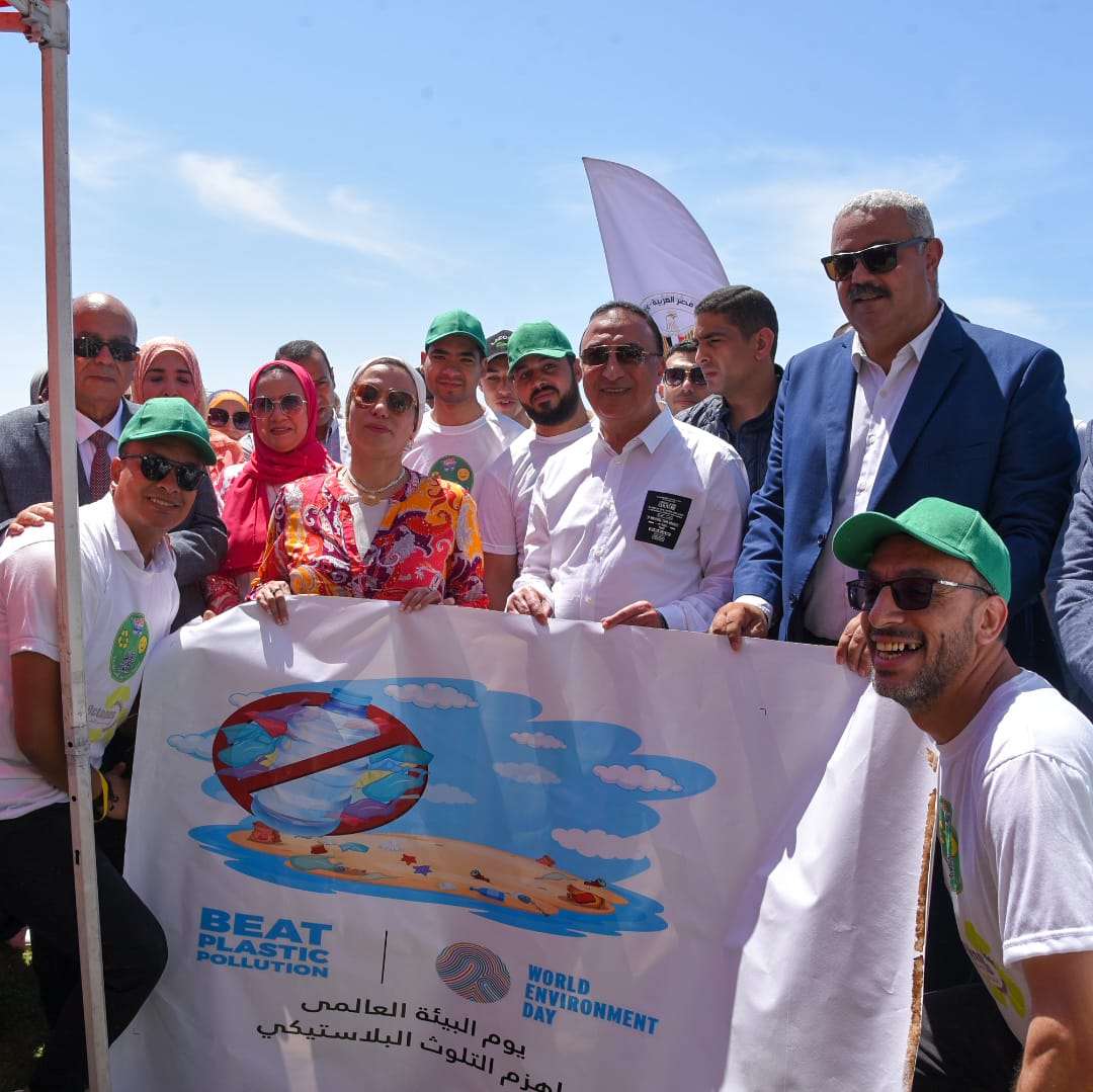  تنظيف شاطئ السرايا العام بمشاركة 100 متطوع والقادرون باختلاف (4)