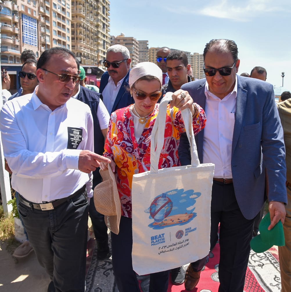 تنظيف شاطئ السرايا العام بمشاركة 100 متطوع والقادرون باختلاف (1)