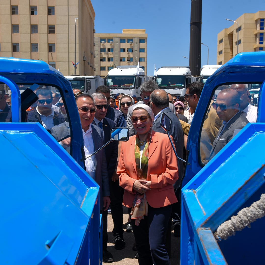 جانب من زيارة وزيرة البيئة للإسكندرية وفى استقبالها المحافظ (1)