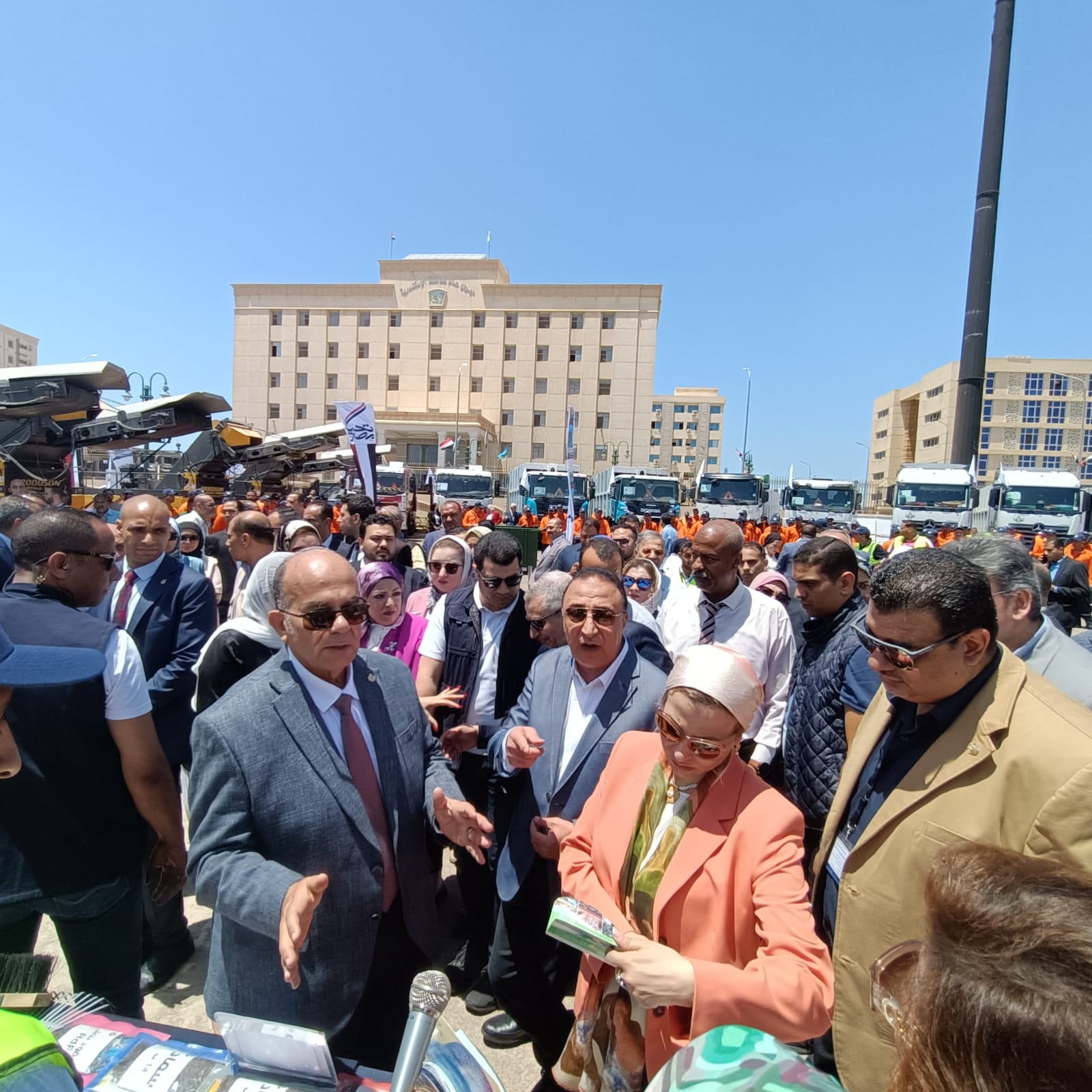 جانب من زيارة وزيرة البيئة للإسكندرية وفى استقبالها المحافظ (2)