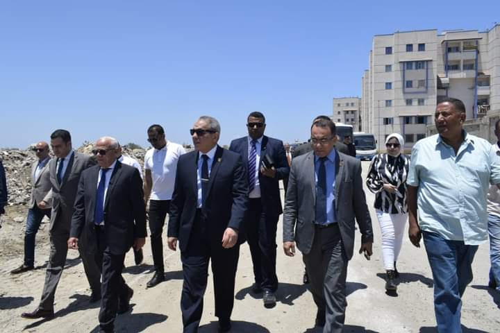محافظ بورسعيد أثناء تفقده أرض المشروع بالحى الاماراتى محافظ بورسعيد أثناء تفقده أرض المشروع بالحى الاماراتى