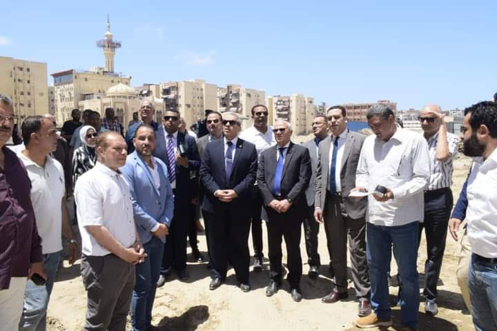 محافظ بورسعيد ورئيس هيئة التعاونيات والبناء يتفقدان أرض المشروع بالحى الاماراتى