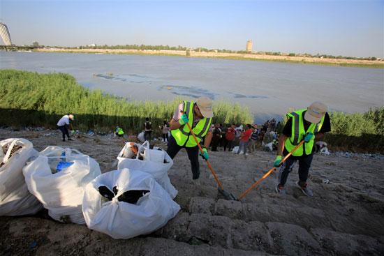 نشطاء البيه يقمون بنتظيف نهر الفراط  (7)