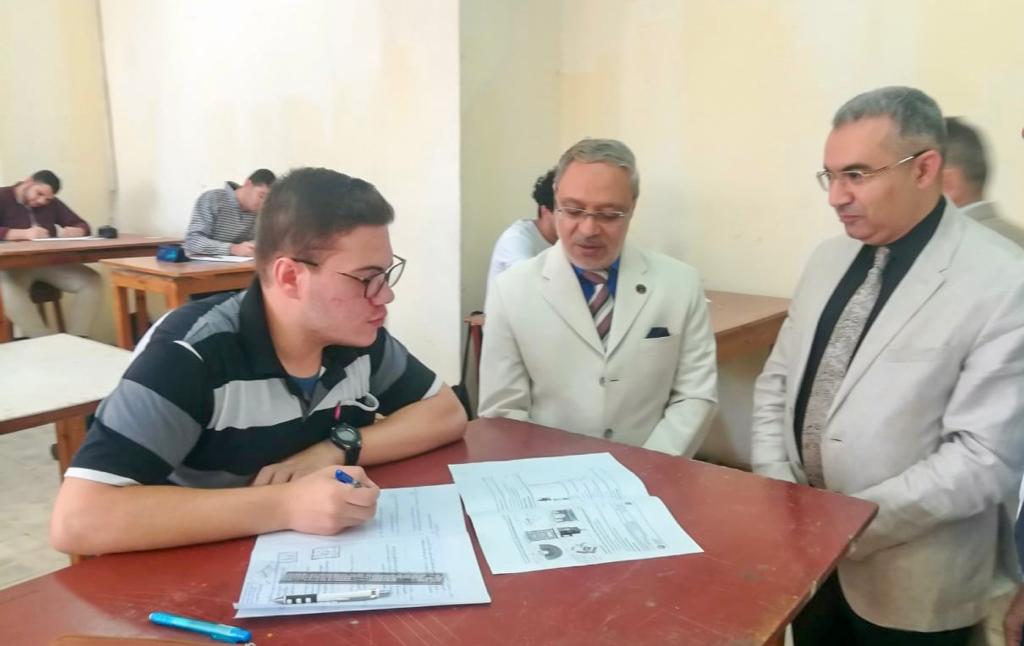 رئيس جامعة طنطا يتفقد انتظام سير العملية الامتحانية (2)