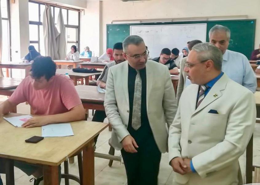 رئيس جامعة طنطا يتفقد انتظام سير العملية الامتحانية (1)
