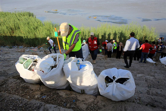 نشطاء البيه يقمون بنتظيف نهر الفراط  (10)