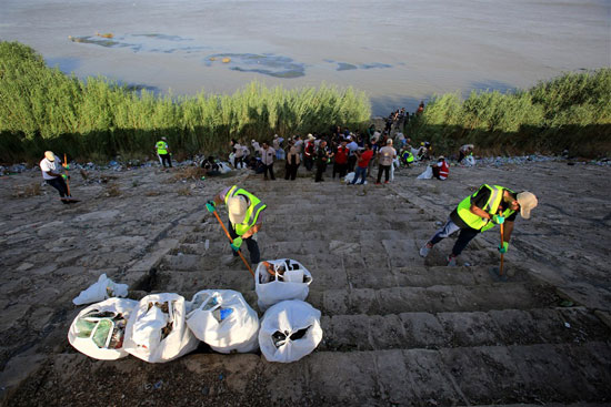 نشطاء البيه يقمون بنتظيف نهر الفراط  (9)
