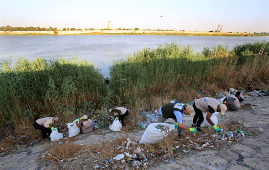 نشطاء البيه يقمون بنتظيف نهر الفراط  (5)