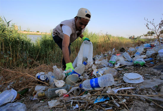 نشطاء البيه يقمون بنتظيف نهر الفراط  (1)