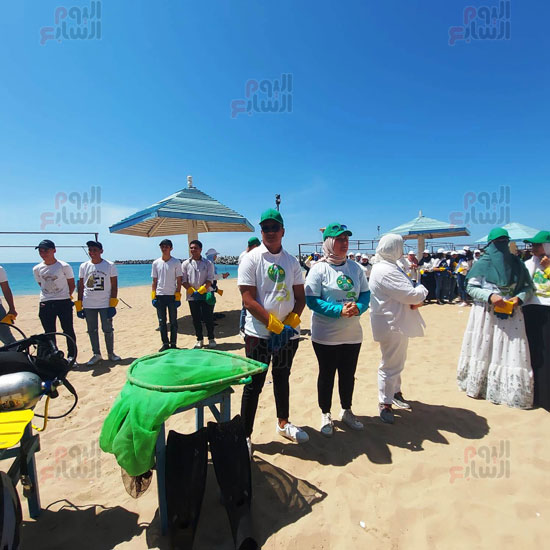 جولة-وزيرة-البيئة-على-شاطئ-السرايا-(4)