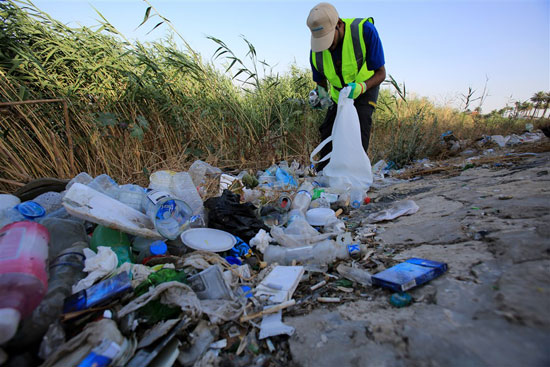 نشطاء البيه يقمون بنتظيف نهر الفراط  (6)