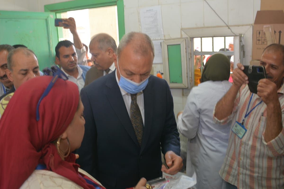 محافظ القليوبية يتفقد قافلة طبية مجانية بقرية سندوة في الخانكة  (12)