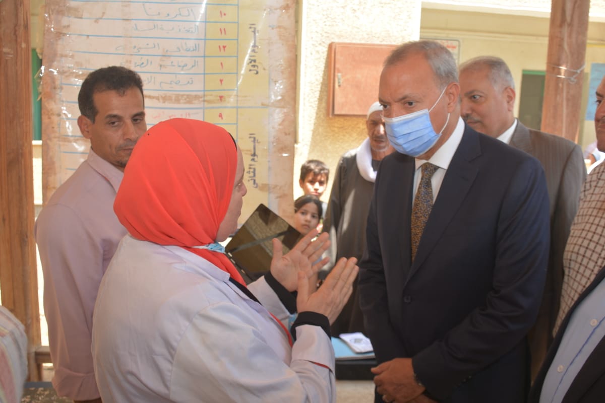 محافظ القليوبية يتفقد قافلة طبية مجانية بقرية سندوة في الخانكة  (3)