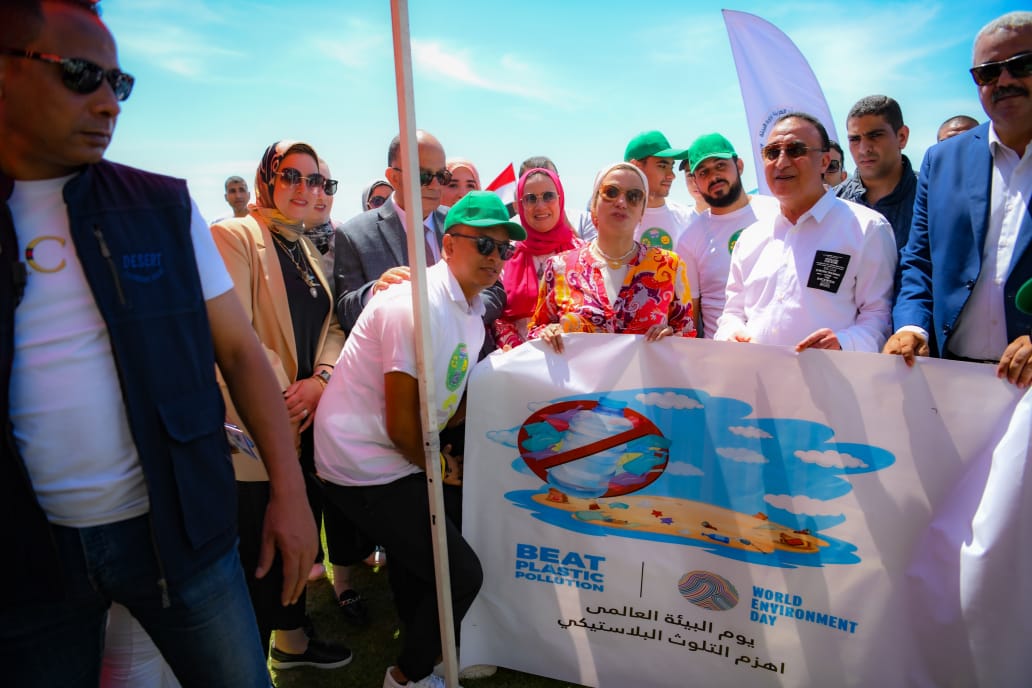 وزيرة البيئة تشارك فى حملة تنظيف شاطئ السرايا العام بالإسكندرية  (6)