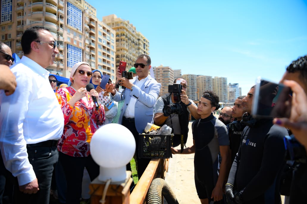 وزيرة البيئة تشارك فى حملة تنظيف شاطئ السرايا العام بالإسكندرية  (4)