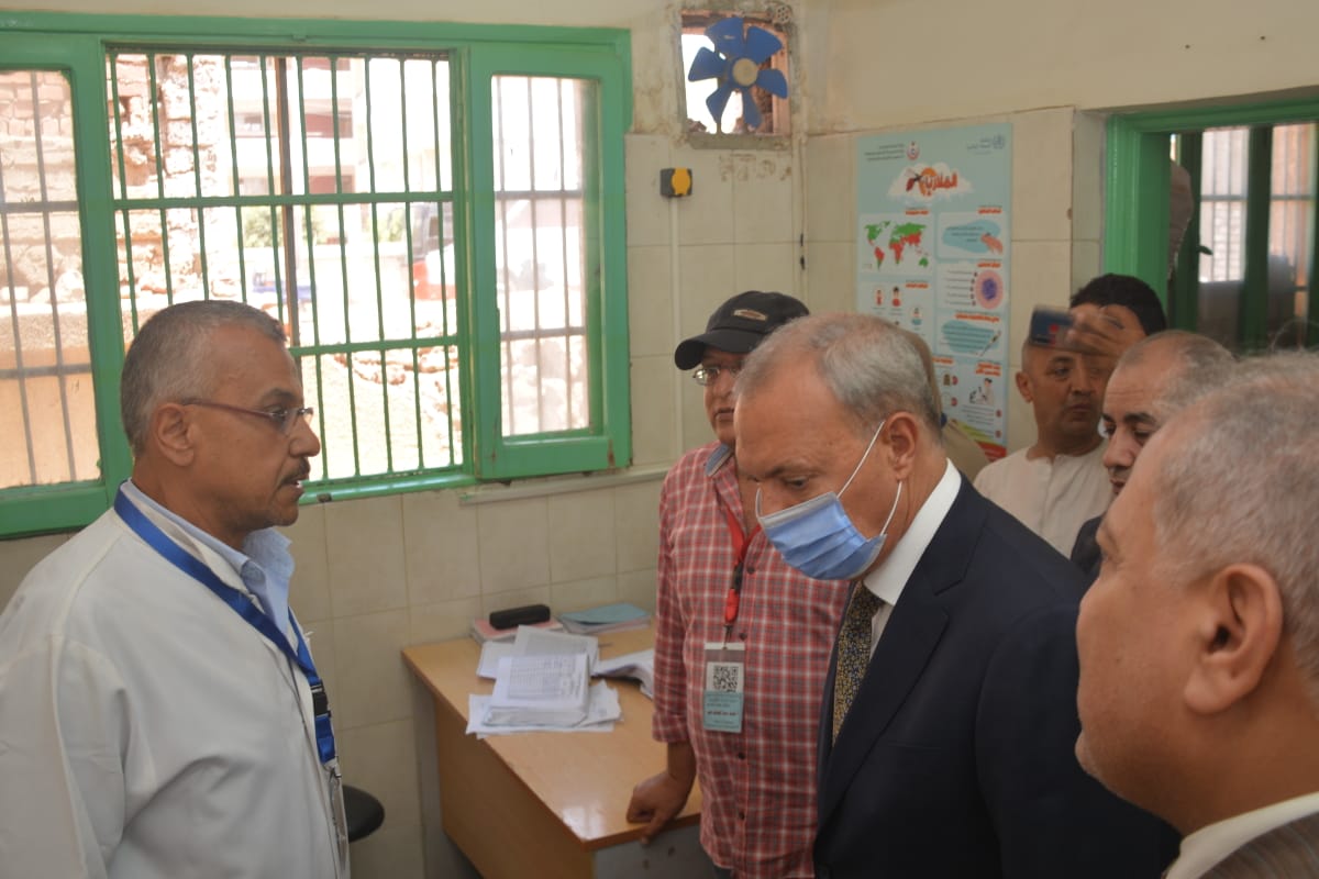 محافظ القليوبية يتفقد قافلة طبية مجانية بقرية سندوة في الخانكة  (9)
