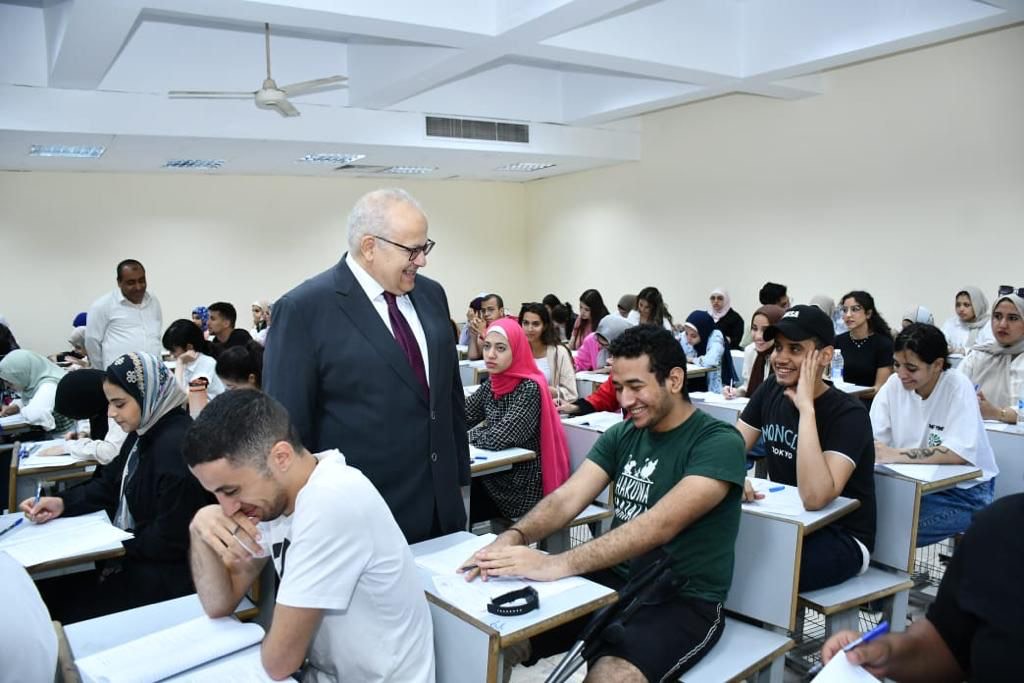 رئيس جامعة القاهرة يقوم بجولة تفقدية للاطمئنان على سير الامتحانات 2