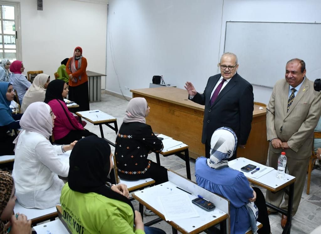 رئيس جامعة القاهرة يقوم بجولة تفقدية للاطمئنان على سير الامتحانات