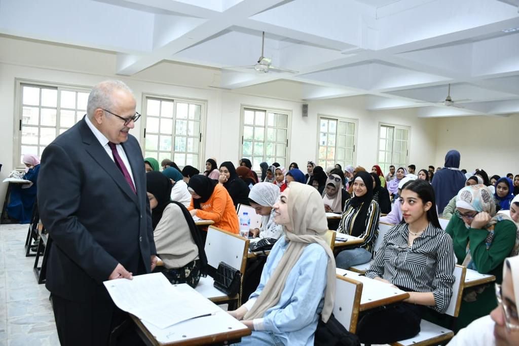 رئيس جامعة القاهرة يقوم بجولة تفقدية للاطمئنان على سير الامتحانات 4