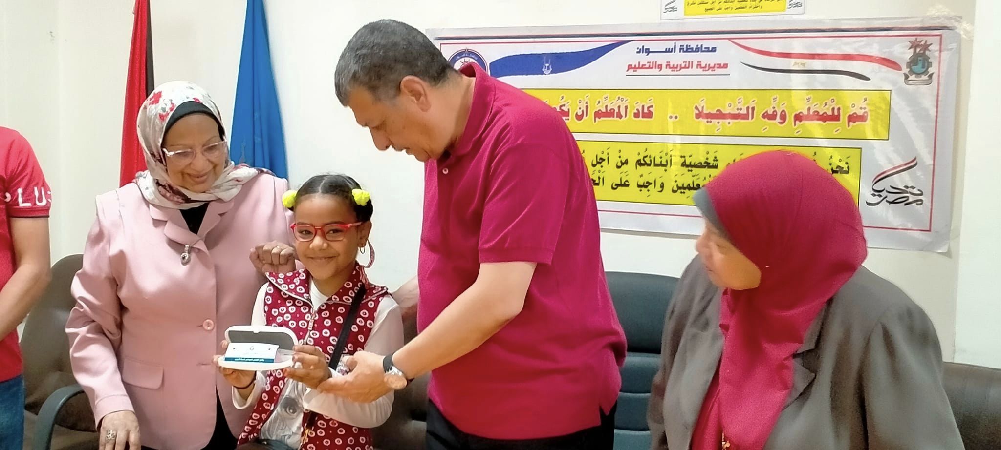 تسليم النظارات الطبية لتلاميذ المدارس (1)