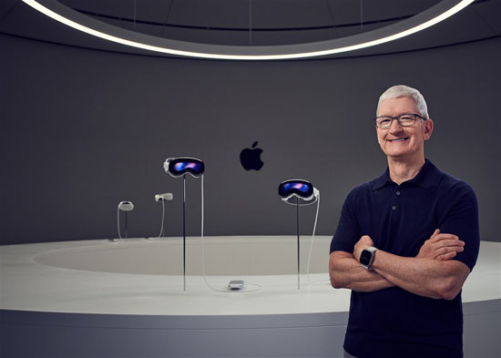 تيم كوك  بجوار سماعه الراس Apple Vision Pro