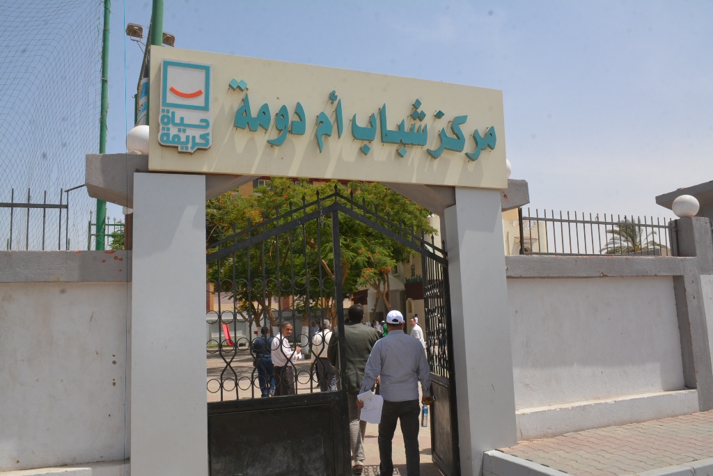 نائب محافظ سوهاج ووفد وزارة التخطيط يتفقدون قرية أم دومة (5)