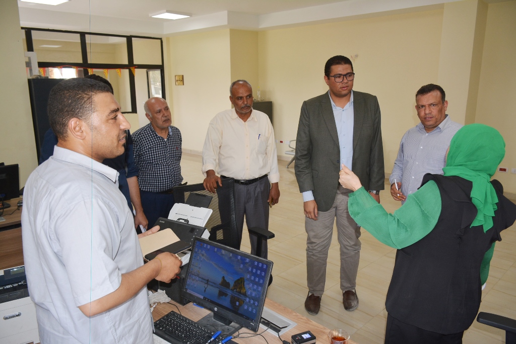 نائب محافظ سوهاج ووفد وزارة التخطيط يتفقدون قرية أم دومة (4)
