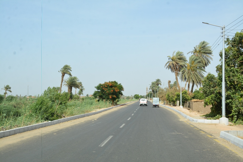 نائب محافظ سوهاج ووفد وزارة التخطيط يتفقدون قرية أم دومة (8)