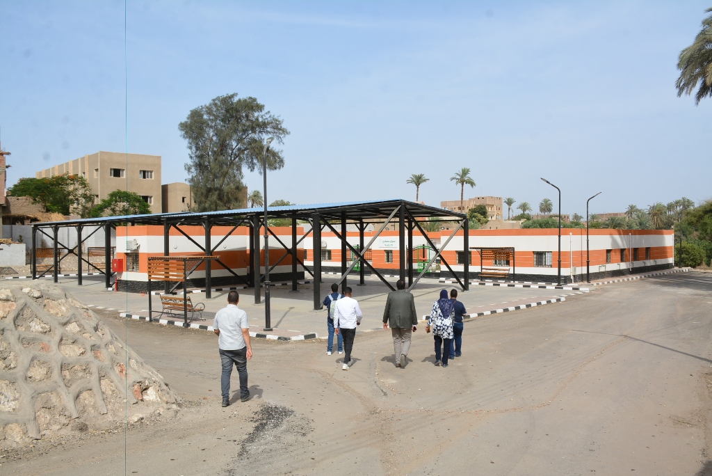 نائب محافظ سوهاج ووفد وزارة التخطيط يتفقدون قرية أم دومة (7)