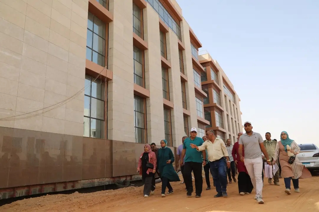 إجراءات تسكين وانتقال العاملين للعاصمة الإدارية الجديدة بالخارجة (10)