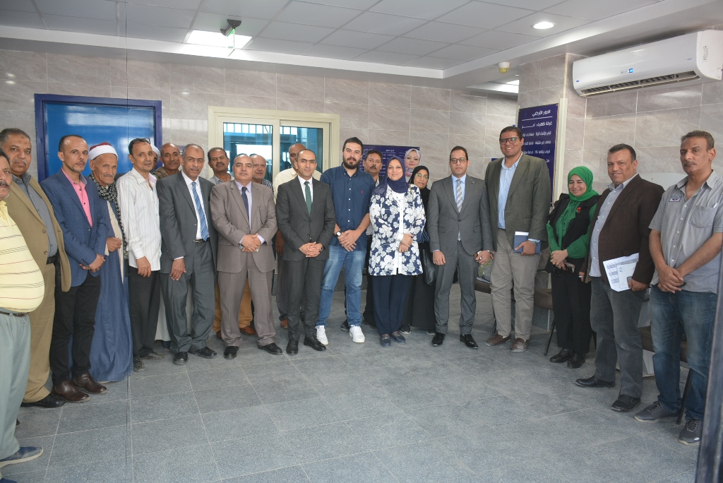 نائب محافظ سوهاج ووفد وزارة التخطيط يتفقدون قرية أم دومة (2)
